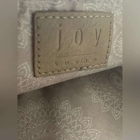 Joy Susan Backpack
Like NEW !!!
Top 12” W11”D7”Drop 22”
Zip&Slip pockets
EUC - Picture 7 of 8